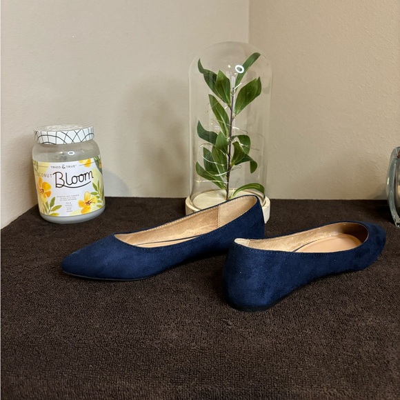 Blue flats; very cute, & comfortable; easy to walk in. - Picture 7 of 7